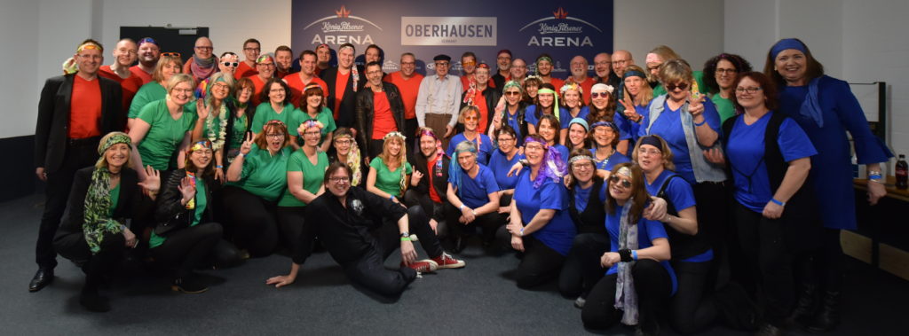 Gruppenfoto des Chores beim Konzert mit den Rockorchester Ruhrgebeat mit Herbert Knebel, (c) Wolfgang Schieren 2019,
